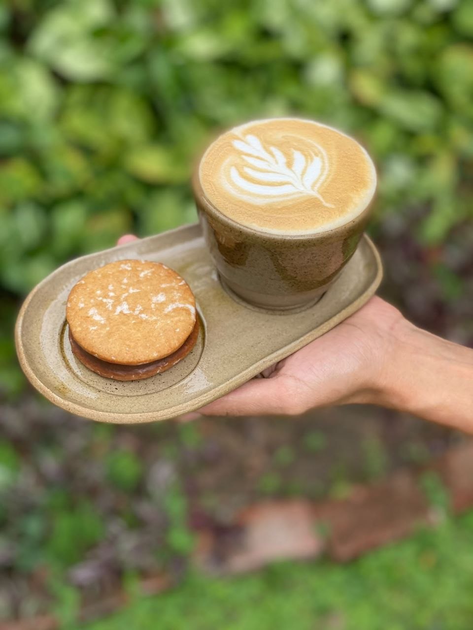 Vaso esmaltado con bandeja y alfajor